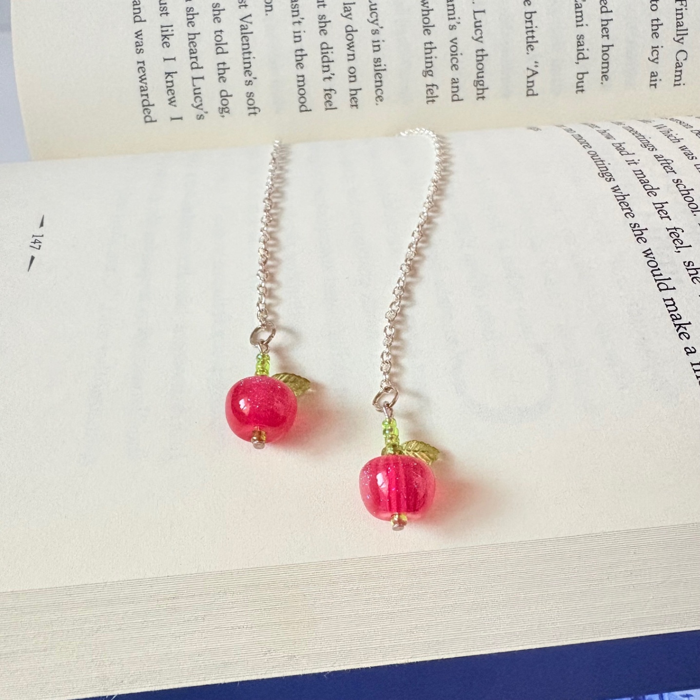 🍎 Glitter Red Apple Chain Bookmark 